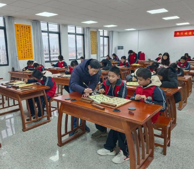 墨香氤氲笔锋流通各具特色的课后服务活动深受学生喜欢 墨香氤氲笔锋流通各具特色的课后服务活动深受学生喜欢