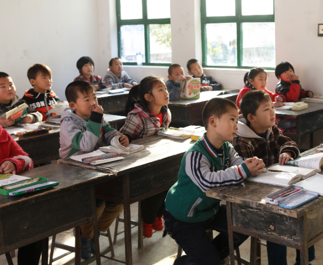 目击村庄学校的窘境县城教师然选择返乡支教主动调回村庄编制